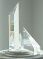 Mary Bauermeister, Rundmodell mit 3 Prismen (Roundmodel with 3 prisms), 1989/90, Revolvable plexiglasprisms on stand, Ø 44 cm, H 47 cm, Photo: setform.de, 